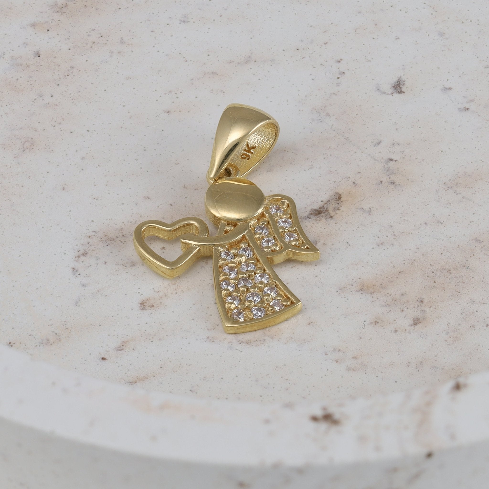 Flawlessly Elegant 9 Carat Yellow Gold Pendant Perfectly Suited for Your Style